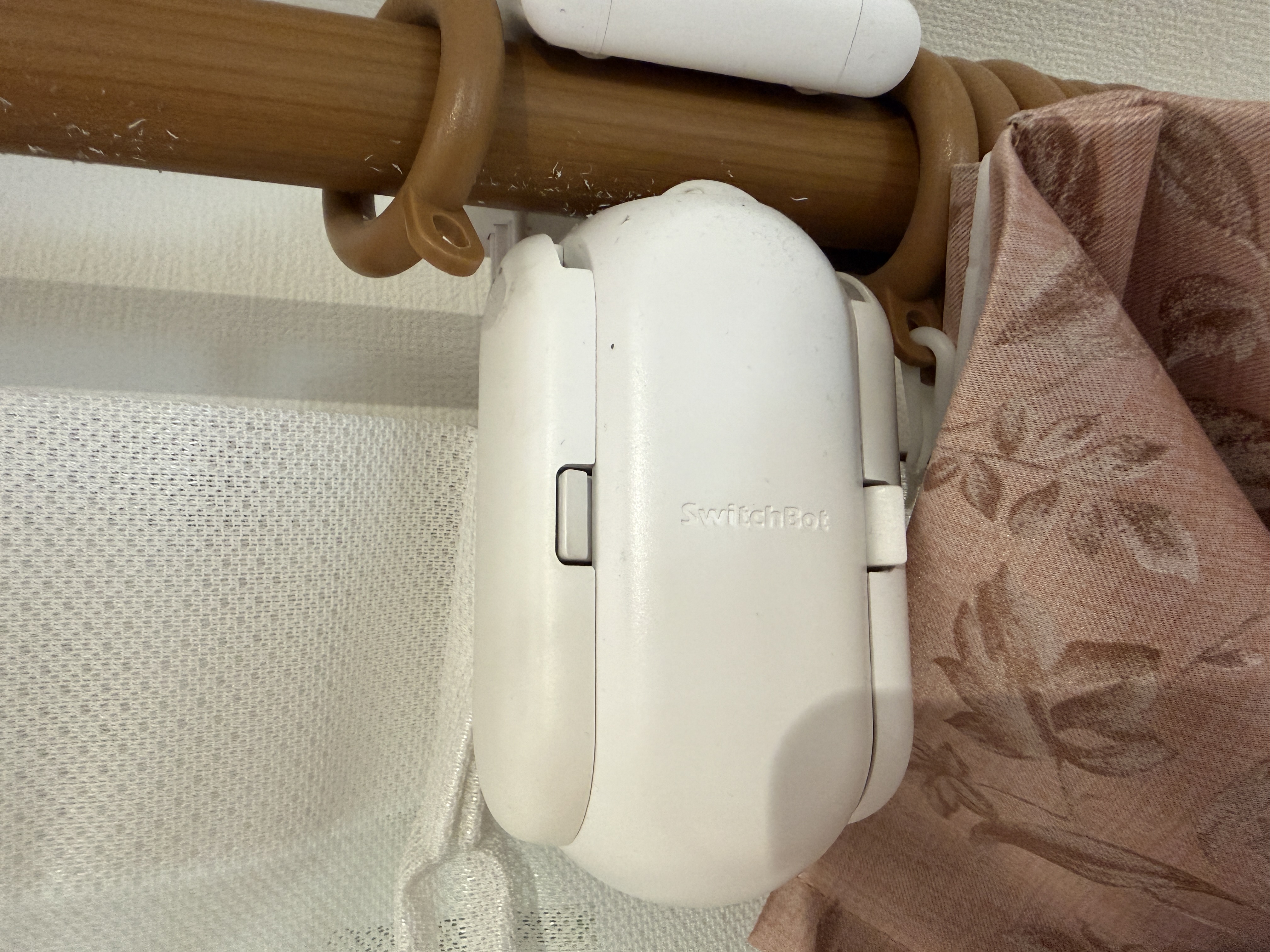 寝室のカーテンレールに取り付けたSwitchBotカーテンの実機