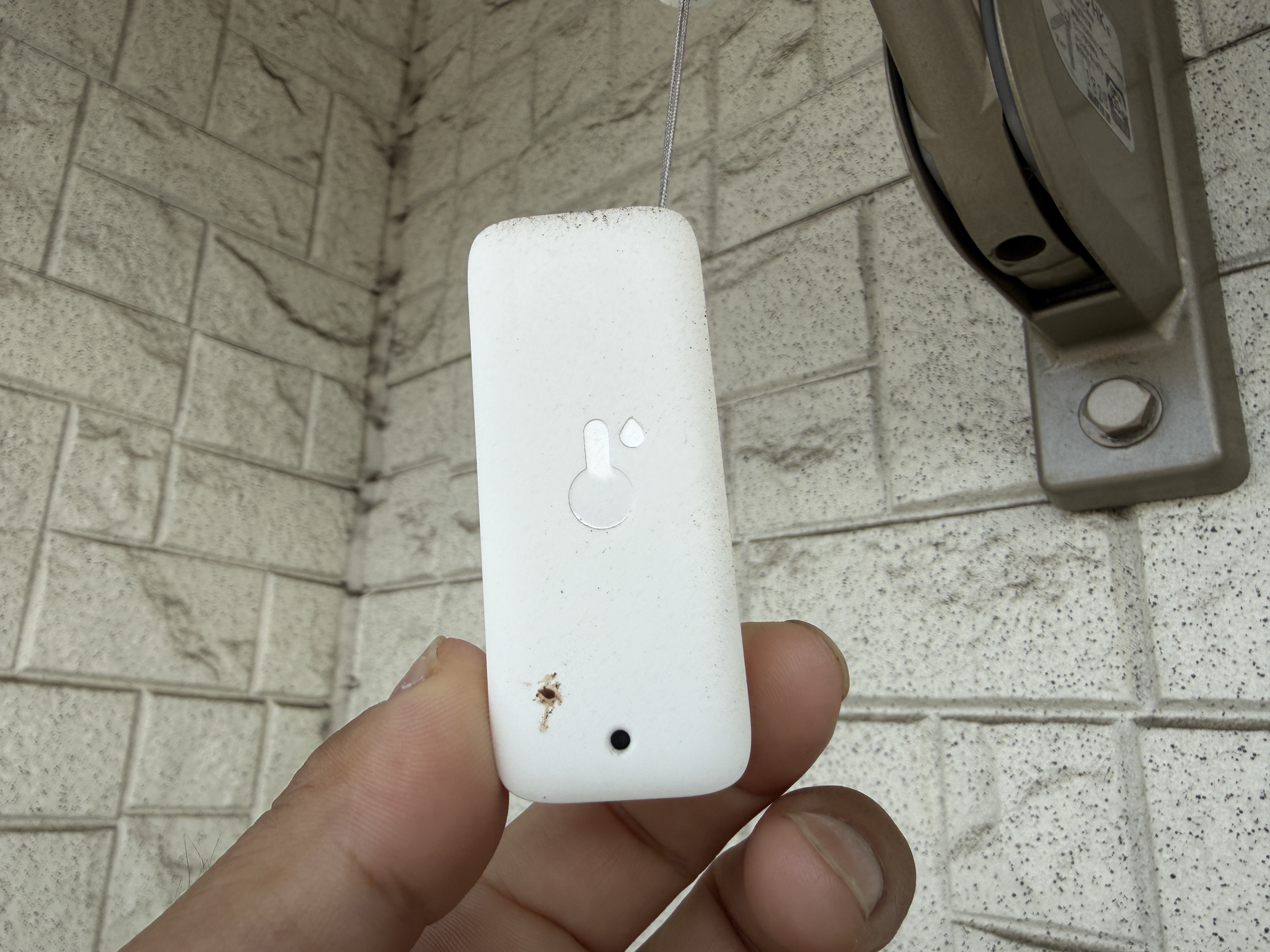 屋外の軒下に吊り下げて設置したSwitchBot防水温湿度計の実機