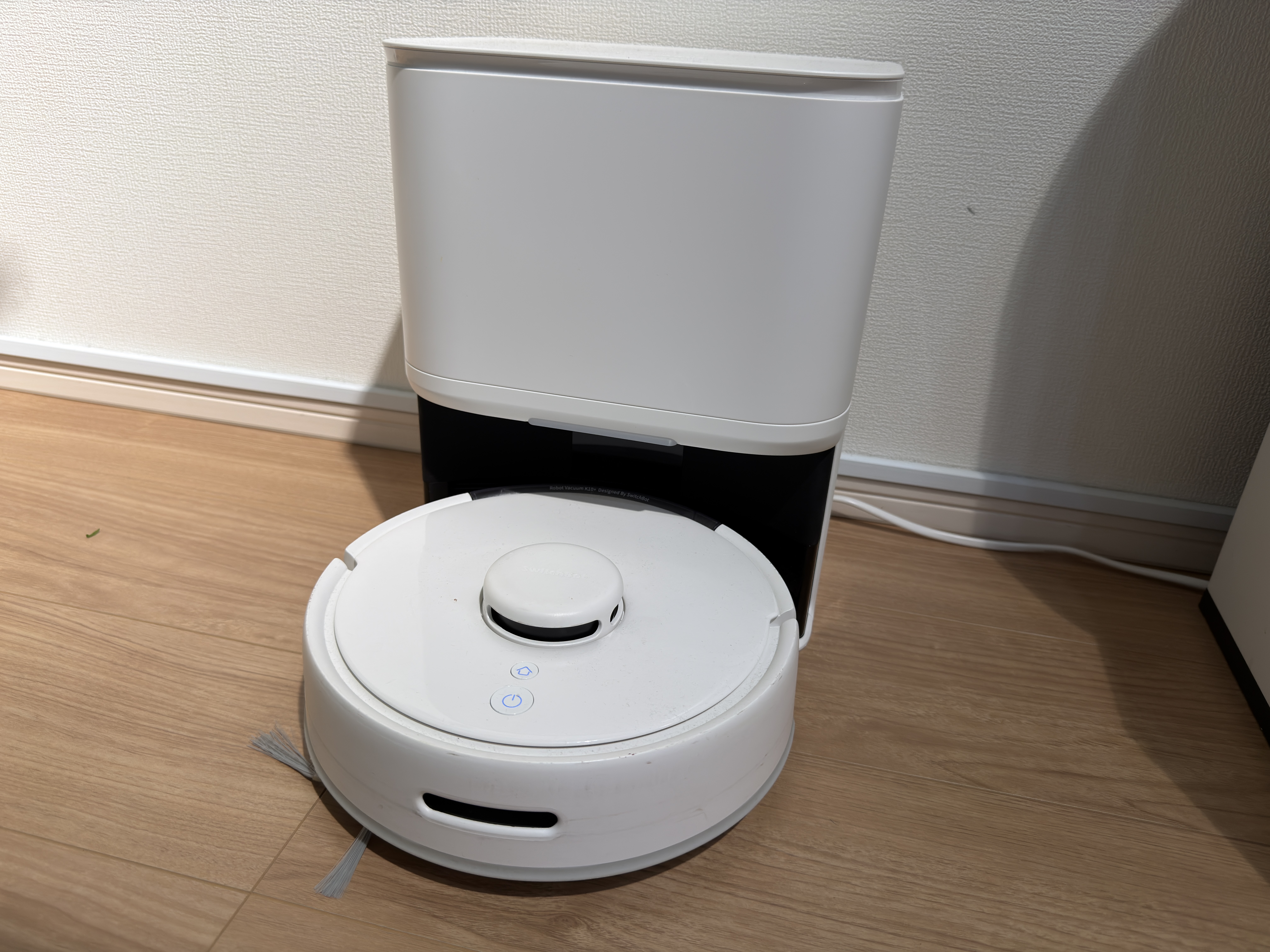自動ゴミ収集ステーション前で待機するSwitchBotロボット掃除機K10＋の実機