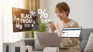 リビングのソファに座り、スマートフォンとノートパソコンでSwitchBotのブラックフライデーセールをチェックしている日本人女性。