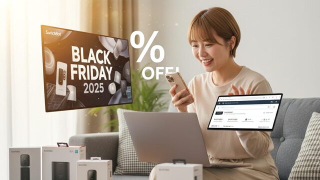 リビングのソファに座り、スマートフォンとノートパソコンでSwitchBotのブラックフライデーセールをチェックしている日本人女性。