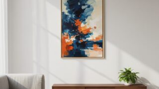 モダンなリビングの白い壁に、電源コードが見えない状態で美しく飾られたアートキャンバス。