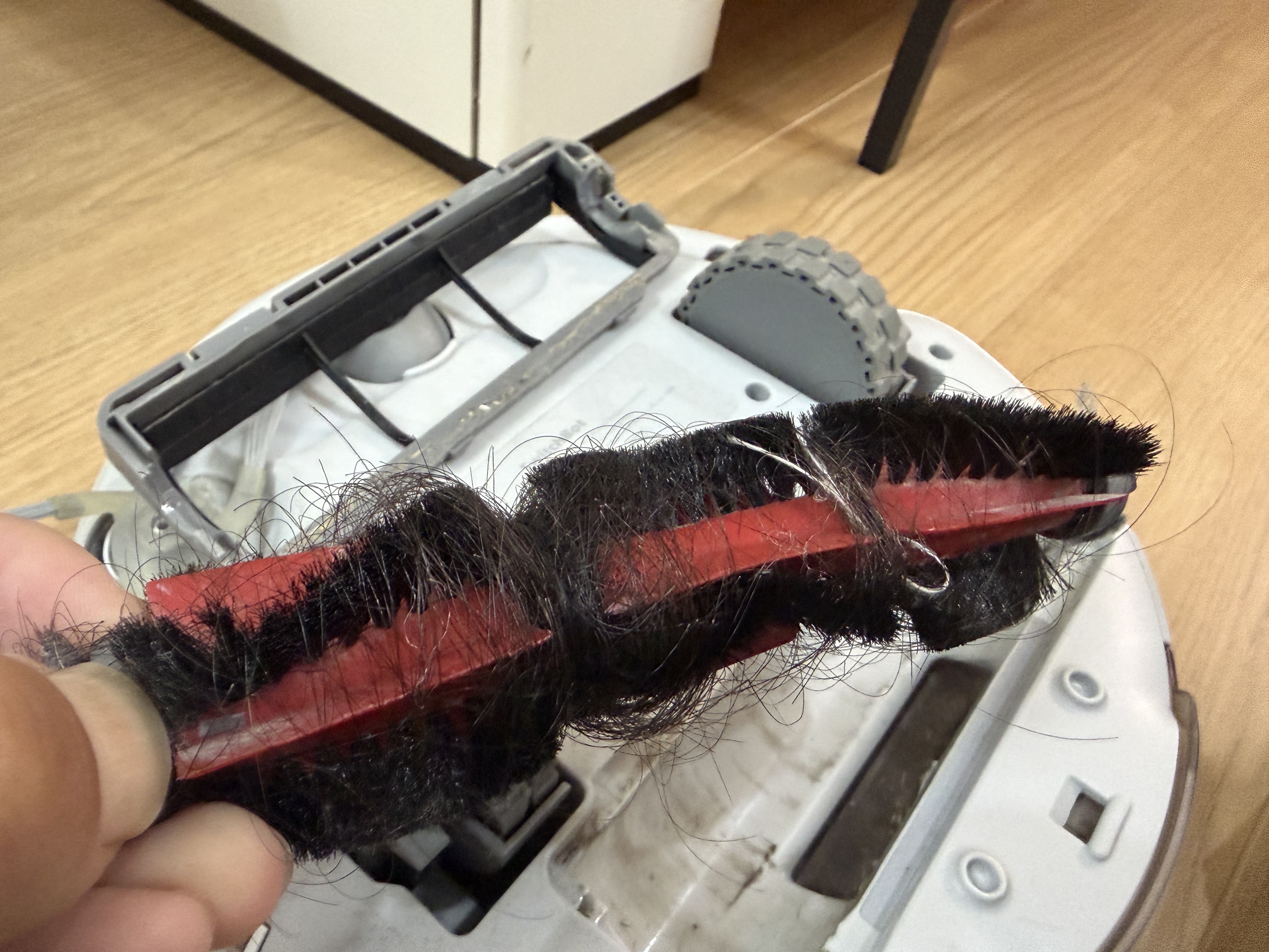 SwitchBot K10+のメインブラシに髪の毛が大量に絡まった状態