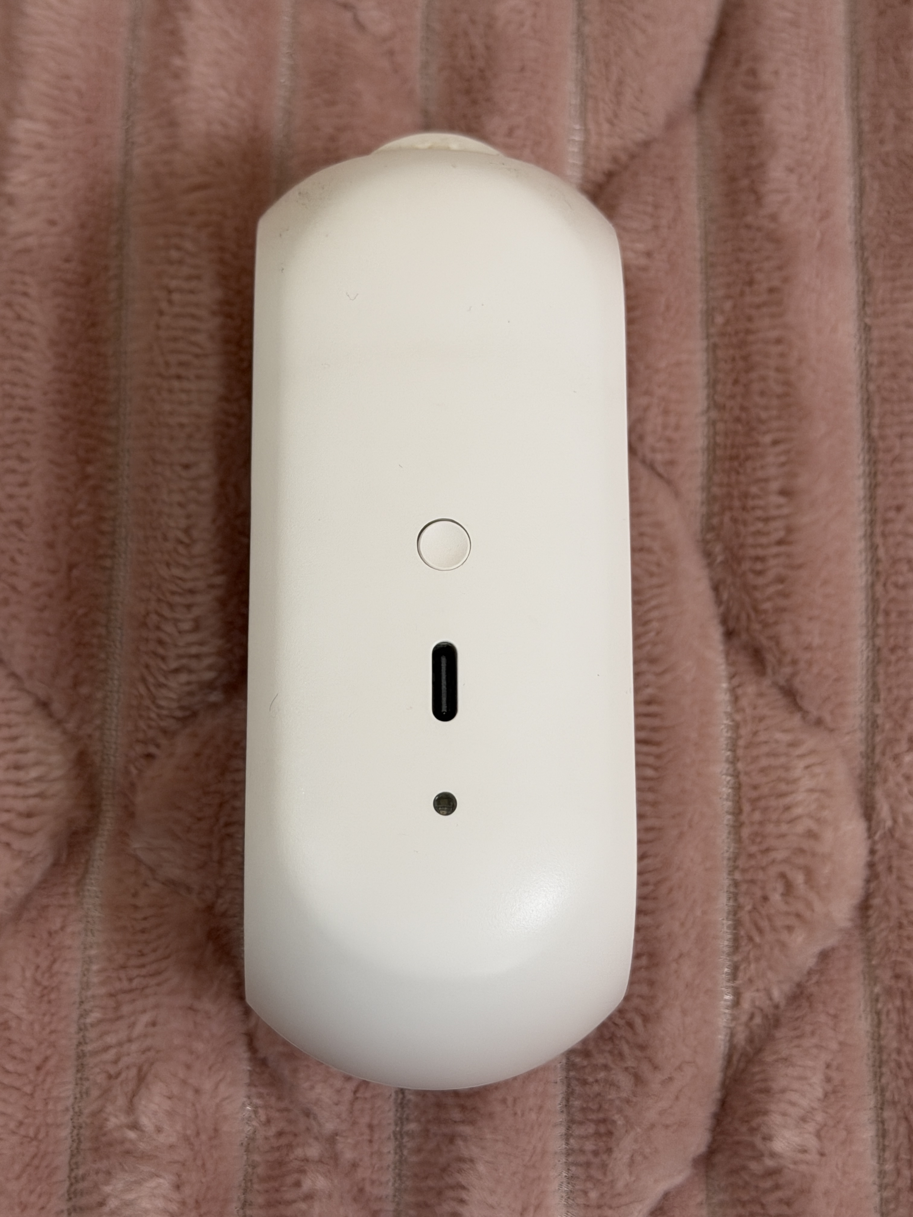 カーテン2ポールタイプの本体側面にあるUSB Type-C端子と表示灯の実機写真