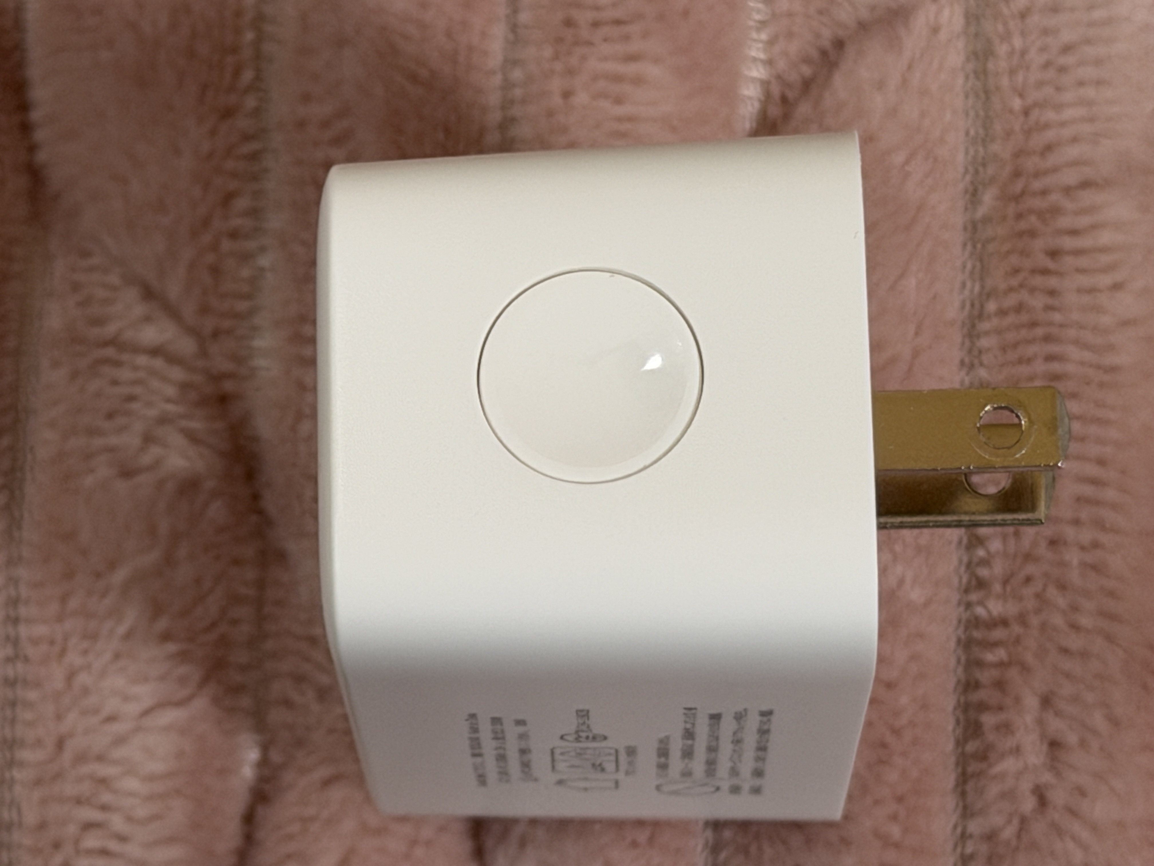 SwitchBotプラグミニ側面にある丸い本体ボタン